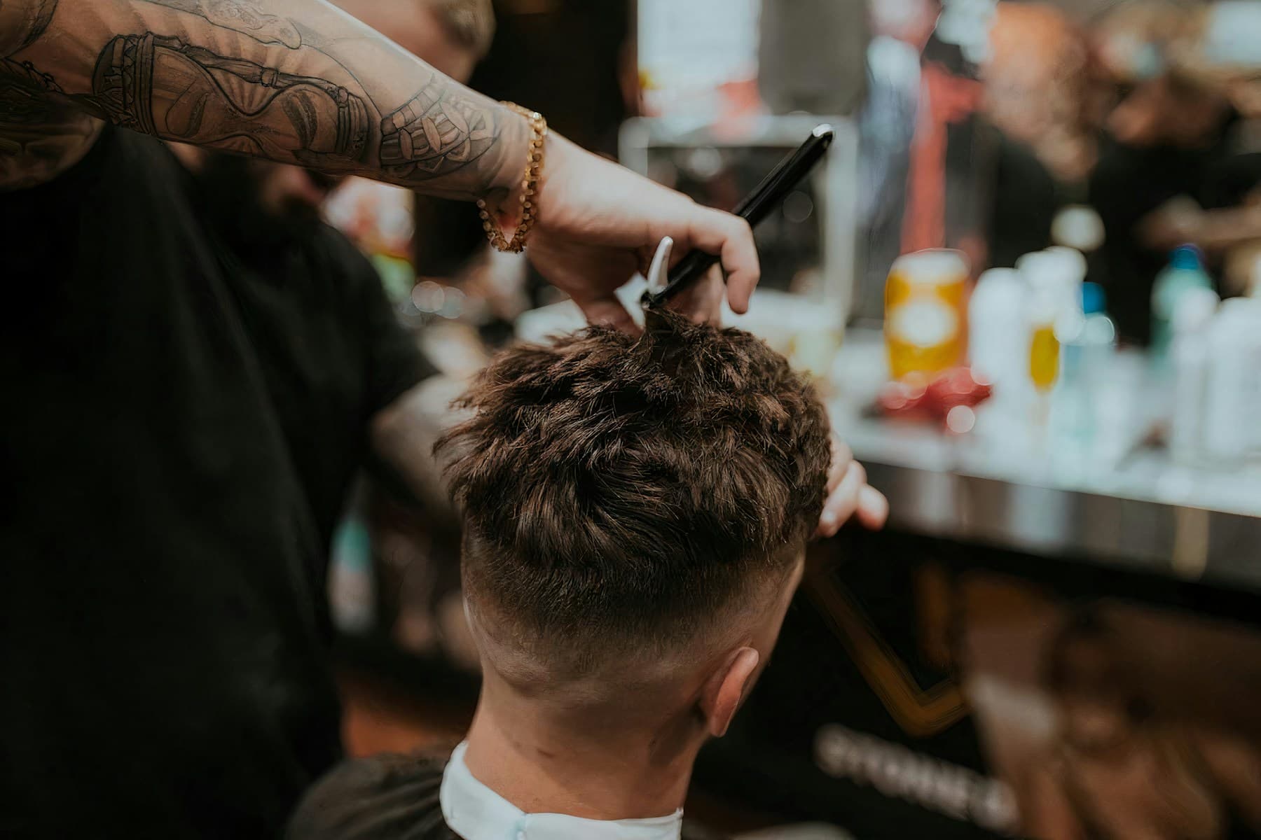 Imagem de referência: barbeiro realizando um corte masculino
